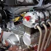 Jak brzmi 4 cylindrowy silnik 125 ccm?