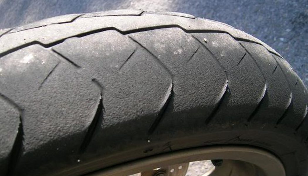Jakie są przyczyny ząbkowania i nieregularnego zużycia opon motocyklowych?