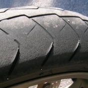 Jakie są przyczyny ząbkowania i nieregularnego zużycia opon motocyklowych?